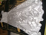 fotka bílé saténové šaty