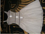fotka bílé krajkové šaty